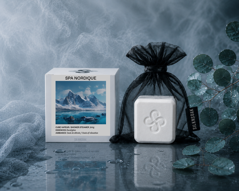 Spa Nordique eucalyptus atmosphere featuring a shower steamer cube and organza bag in a cool Nordic-inspired setting with soft mist, eucalyptus leaves and a calming spa ambiance.
